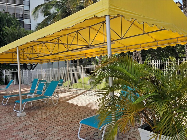 Building Photo - 20400 W Country Club Dr