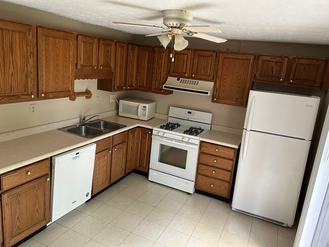 Kitchen - 406 Hickory Cir