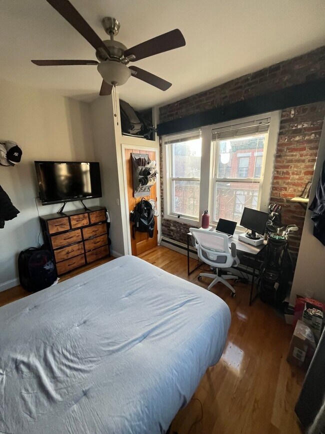 Building Photo - RARE 4 bed 2 bath in the NORTH END!!!!