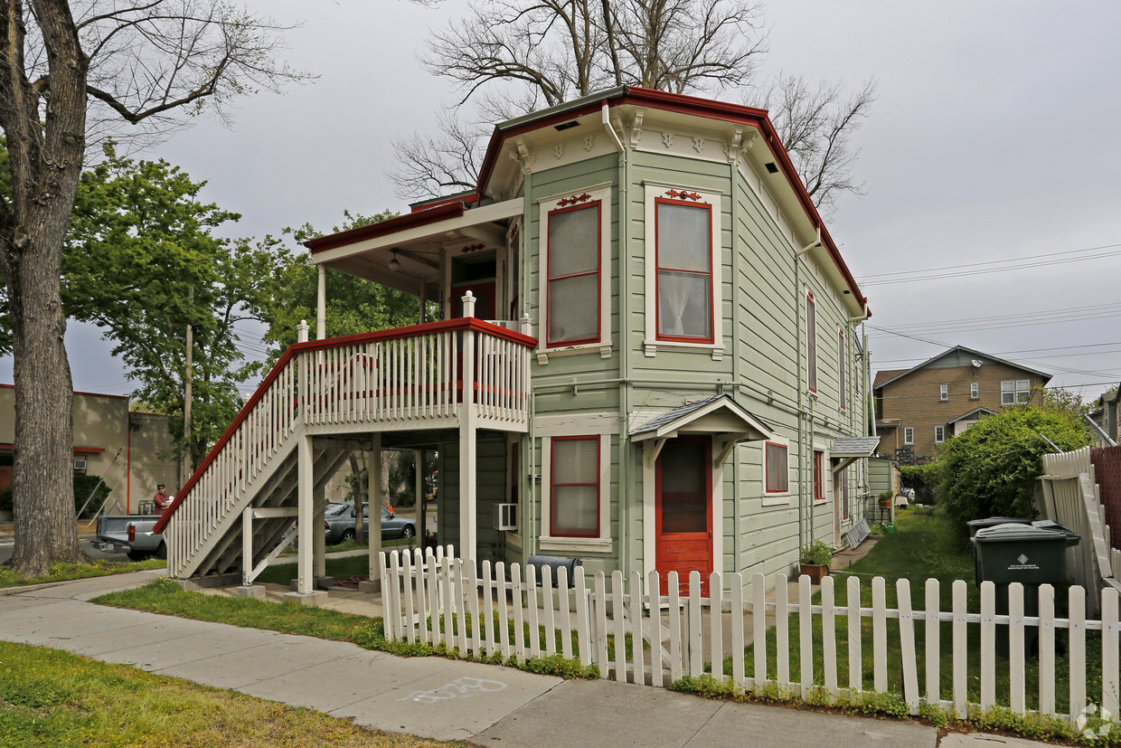 Building Photo - Fourplex