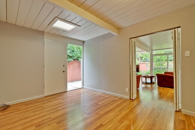 Foto del edificio - Updated 4 bed 2 bath Atrium Eichler in Pal...