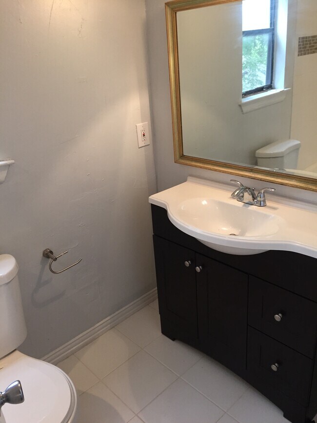 Building Photo - 6911 Woodhue Dr
