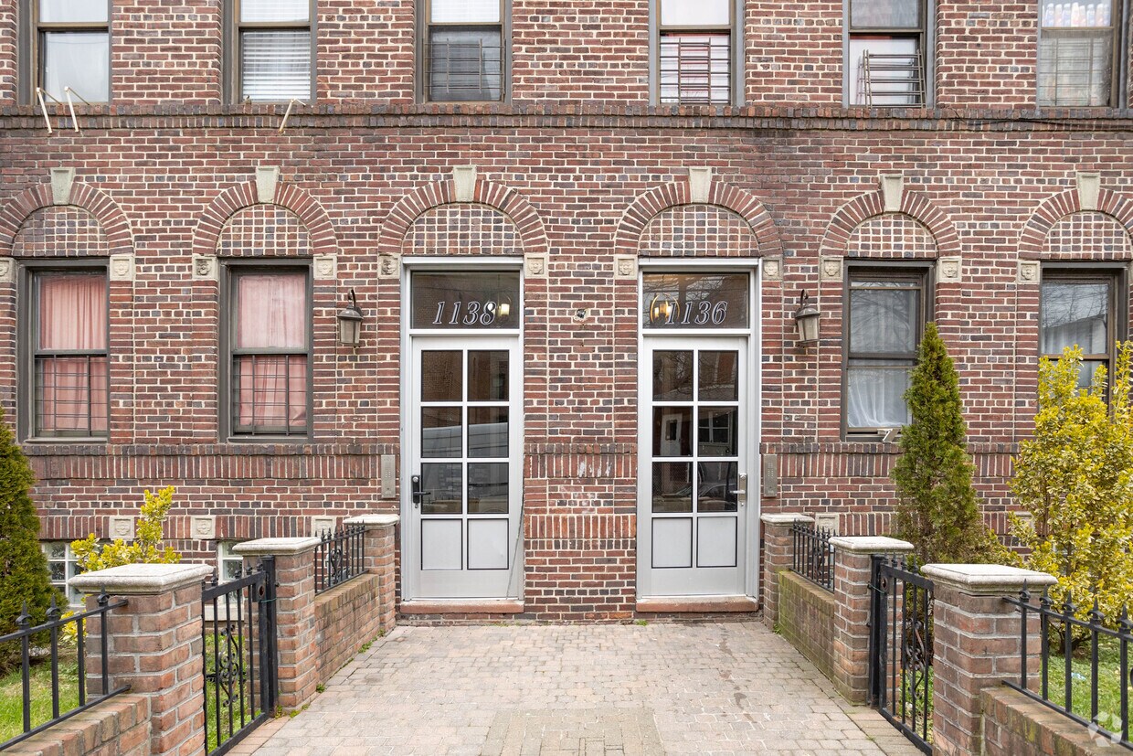 Entrance - 11-36-1138 McBride St