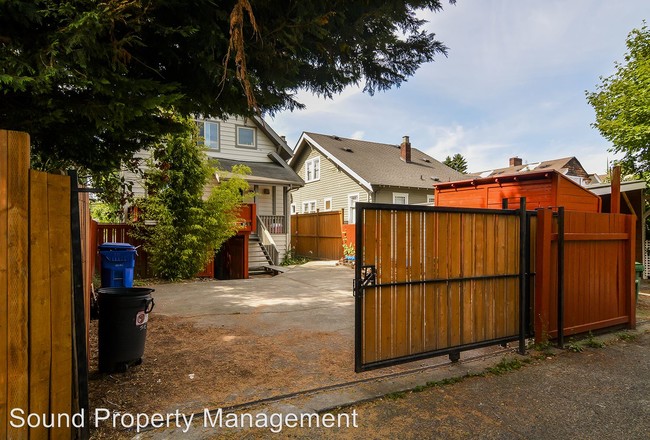 Building Photo - 512 N 79th St