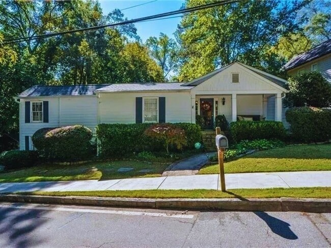 Building Photo - 3 Bedroom Bungalow in Brookhaven!