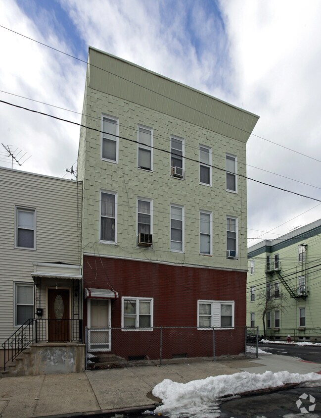 Building Photo - 15 Pierce Ave