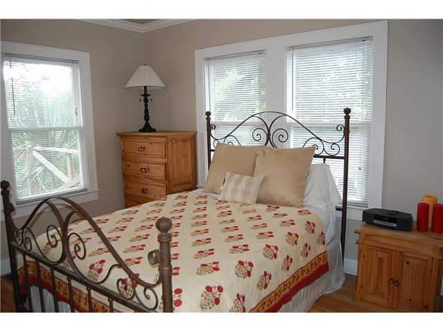 Building Photo - Charming Hyde Park Garage Apartment with Hardwood Floors & Private Deck