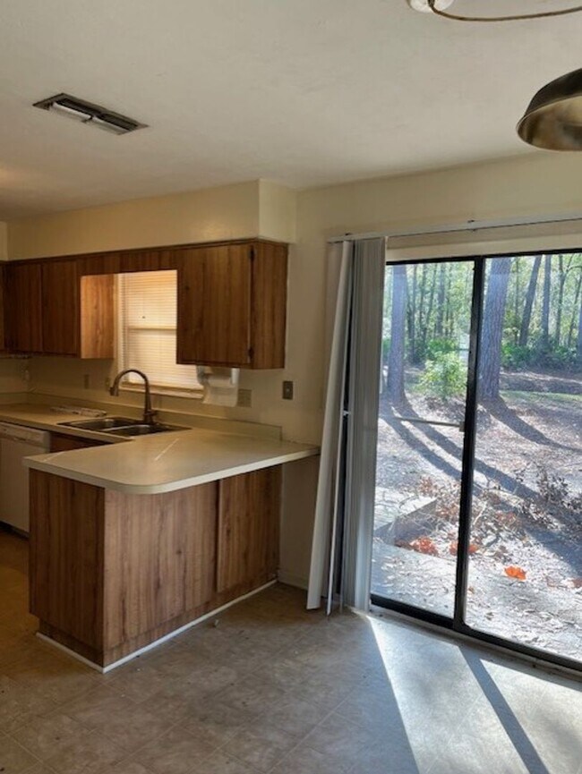 Foto del edificio - Nice 3-bedroom/2-bath home nestled in a gr...