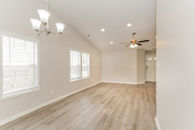 Building Photo - 2707 Oasis Ln