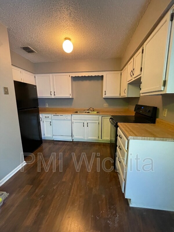 Building Photo - 1808 N Doreen St