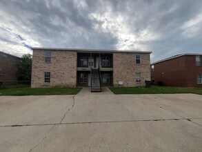 Building Photo - 3303 Toledo Dr