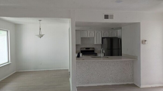Foto del edificio - Spacious one bedroom near The Mall of Mill...
