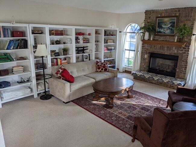 Building Photo - 6501 Cascada Dr