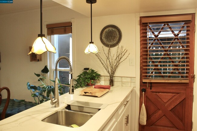 Building Photo - 5481 Roundtree Dr