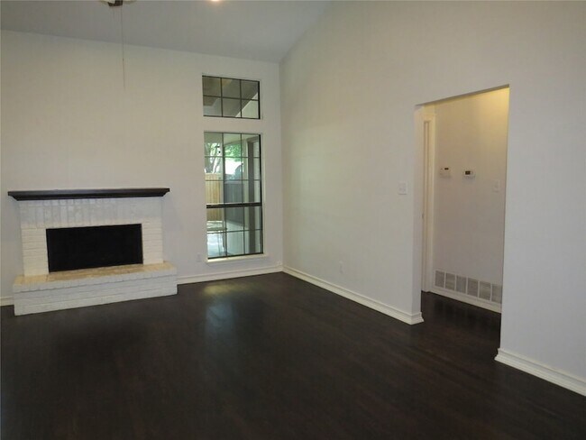 Foto del edificio - 2308 Crestmeadow St