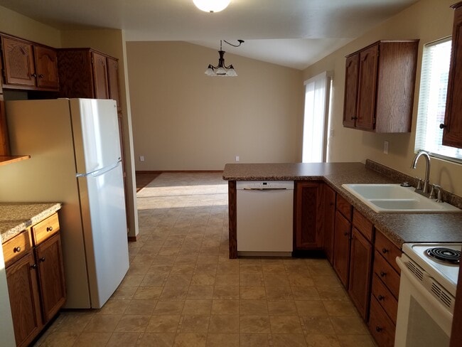 Building Photo - 1260 Crown Ct