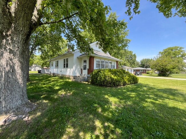Building Photo - 1253 S Pendleton Ave