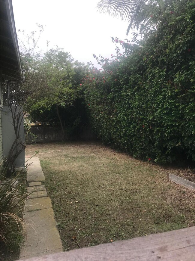 Foto del edificio - 833 Freeman Ave