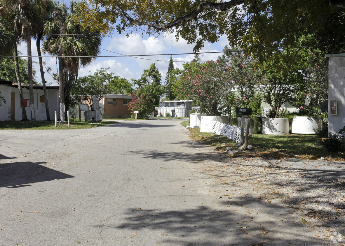 Primary Photo - Biscayne Breeze Mobile Park