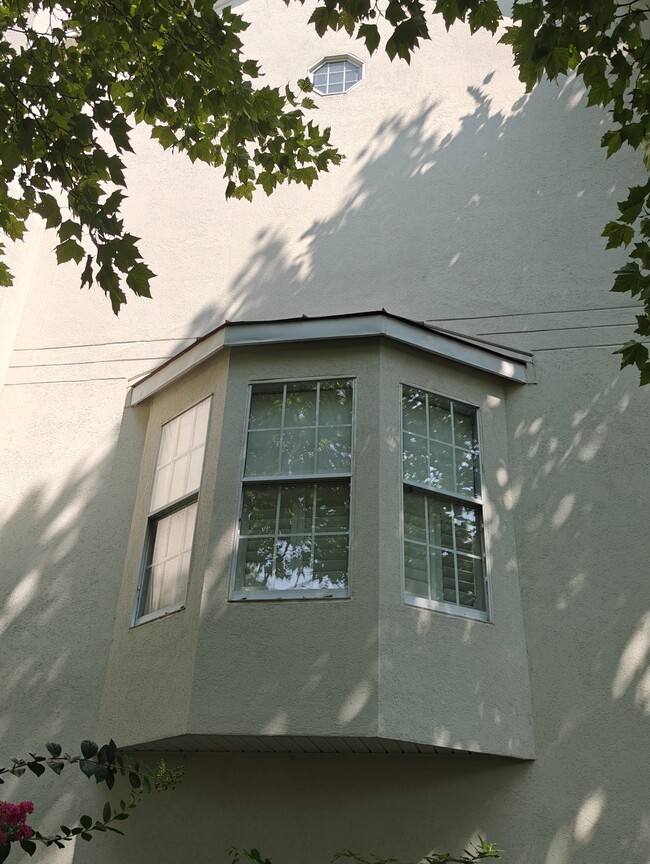 The side of the house - 41A Queen Catherine Ct