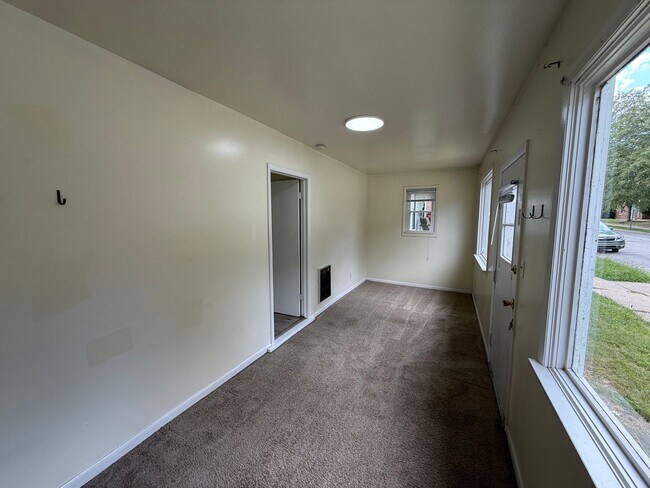 Foto del edificio - 323 W Lutz Ave