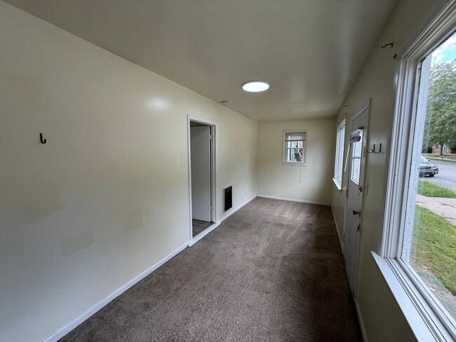 Building Photo - 323 W Lutz Ave