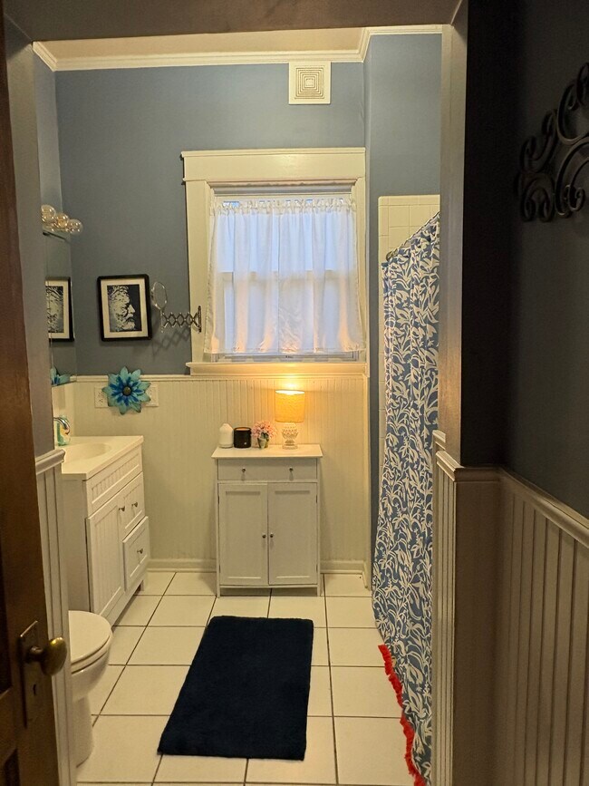 Building Photo - 940 S Cedar St