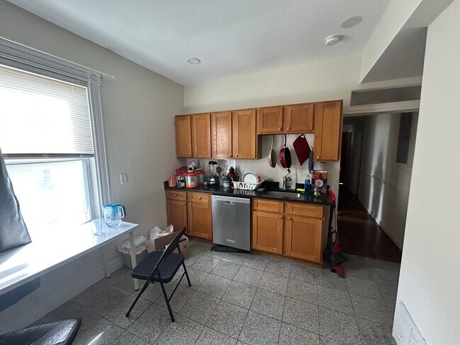 Foto del edificio - Fort Hill 3 Bed – 2 Bath – In-Unit Laundry – Renovated – No Fee