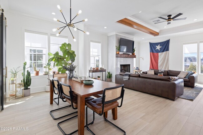 Foto del edificio - 1013 Camellia Blvd