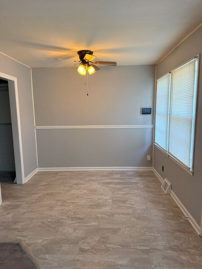Building Photo - 3 bedroom, 1 bath remodeled home