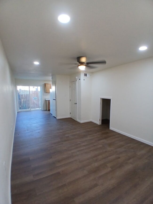 Building Photo - 305 N Lake Ave