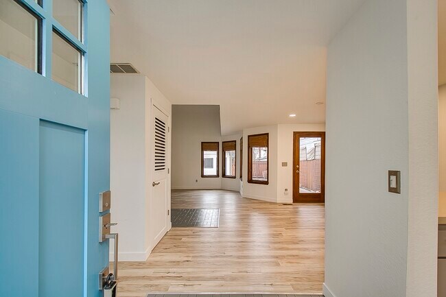 Foto del edificio - 2075 N 13th St