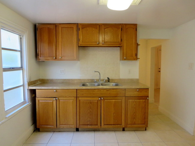 Building Photo - 1613 E Linden Ave