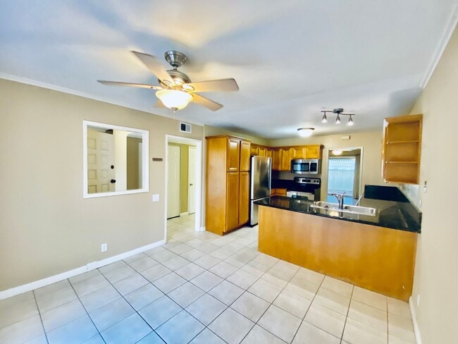 Building Photo - Spacious 2-Story Townhome near the Beach!
