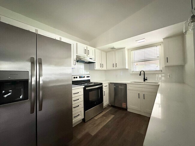 Foto del edificio - 4933 Curzon Ave