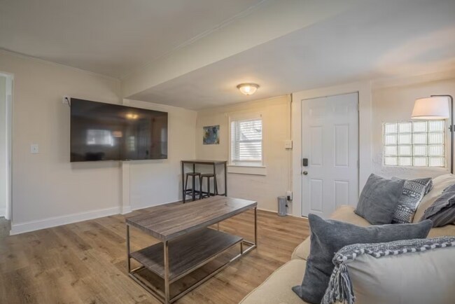 Foto del edificio - Athens Cottage 1 Bedroom and 1 Bathroom Available for Pre-Leasing!