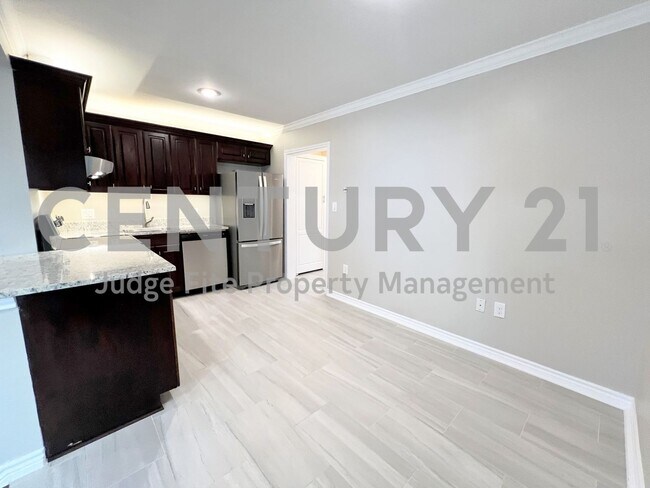 Building Photo - Charming 1/1 Duplex Near Lower Greenville ...