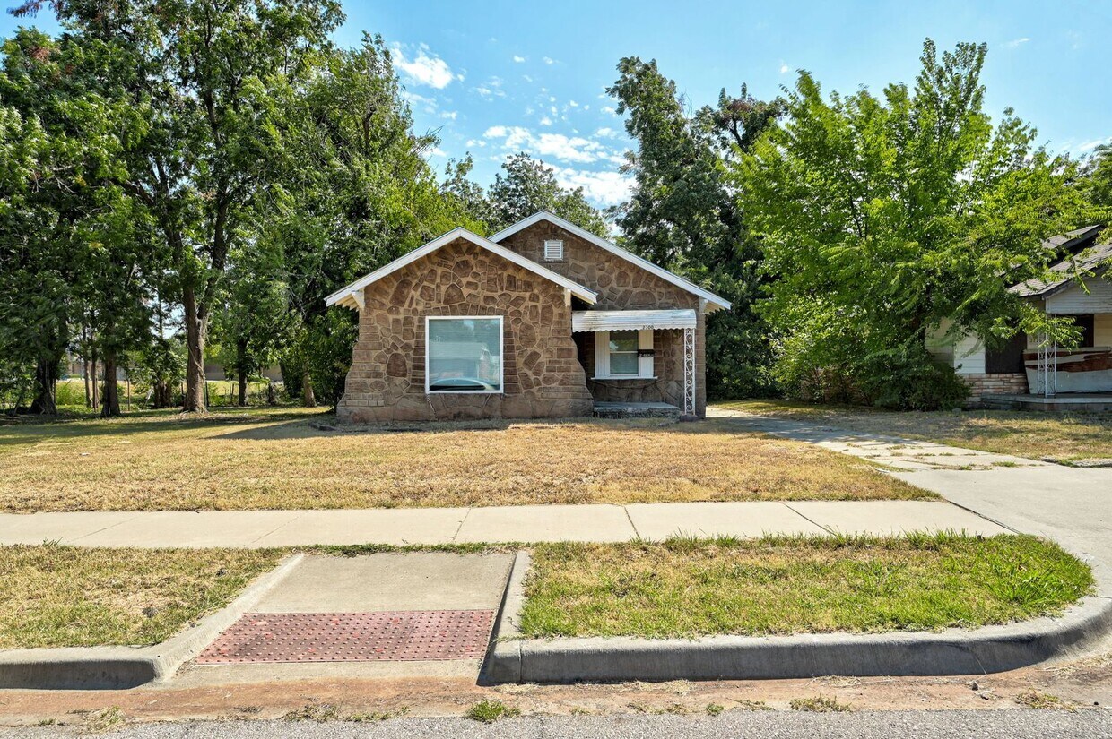 Primary Photo - Large 2 bed / 1 bath house! 3 Minutes from...
