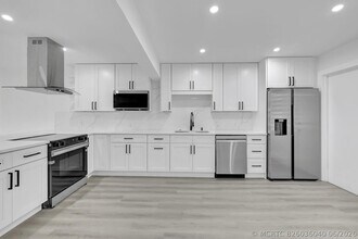 Building Photo - 3050 N Palm Aire Dr