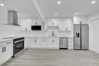 Building Photo - 3050 N Palm Aire Dr