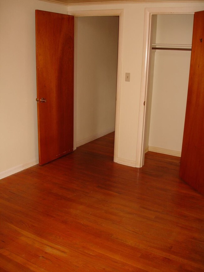 Building Photo - 800 Park Hill Dr