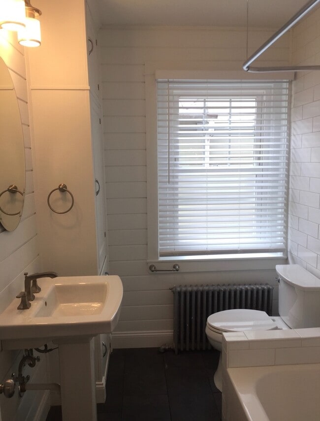 Building Photo - Modern remodeled home in Emmaus.