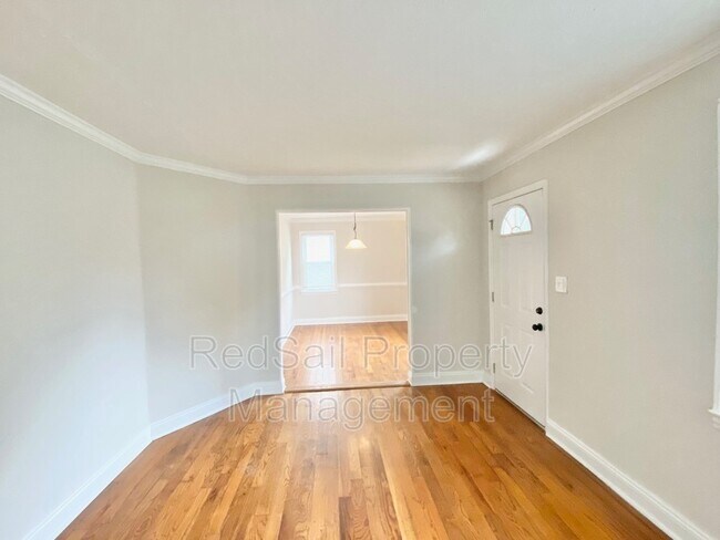 Foto del edificio - 156 Armstrong Dr