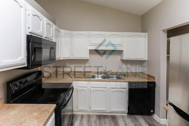 Foto del edificio - REDUCED! Now offering first full month free!!