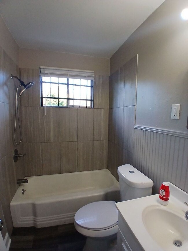 Building Photo - Fully Renovated 2 Bedroom 1 Bath Duplex | Open To Section 8 - $99 Move In Special