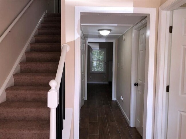 Foto del edificio - 3-bedroom Town Home --Available February 1...