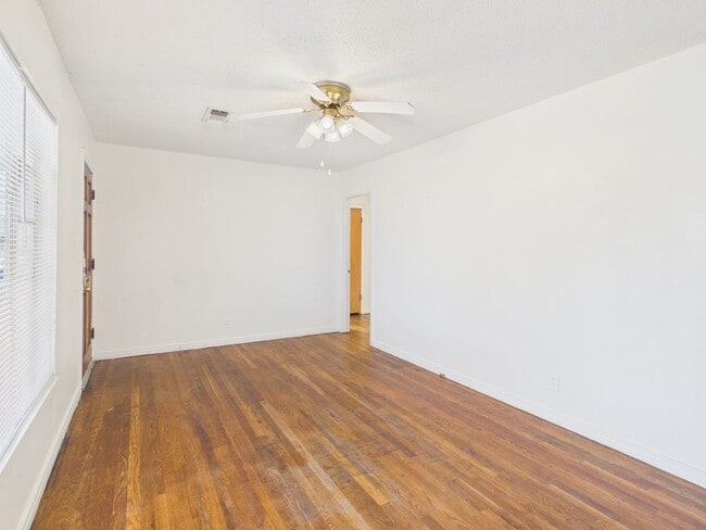 Building Photo - Spacious 2 bedroom 2 living areas 1 bath with a garage!