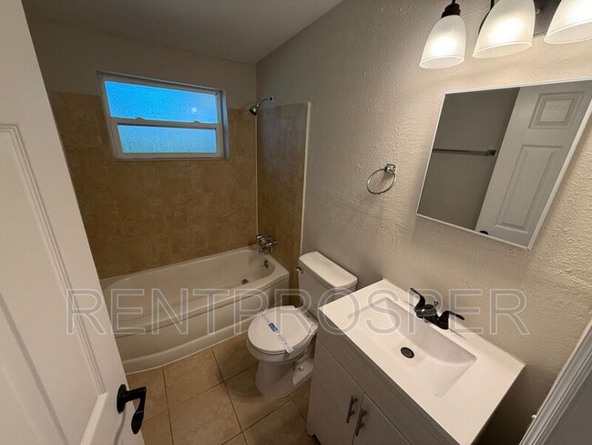 Foto del edificio - 1192 Maxey Dr