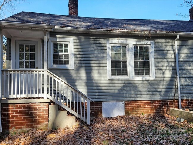 Building Photo - 69 Grattan Dr NE