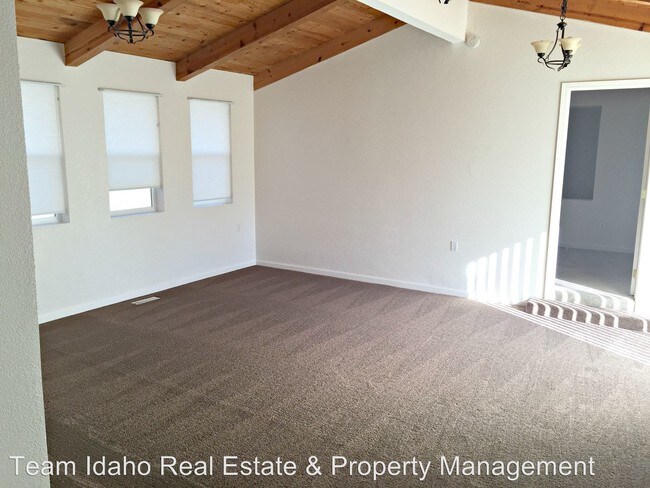 Building Photo - 826 Camas St